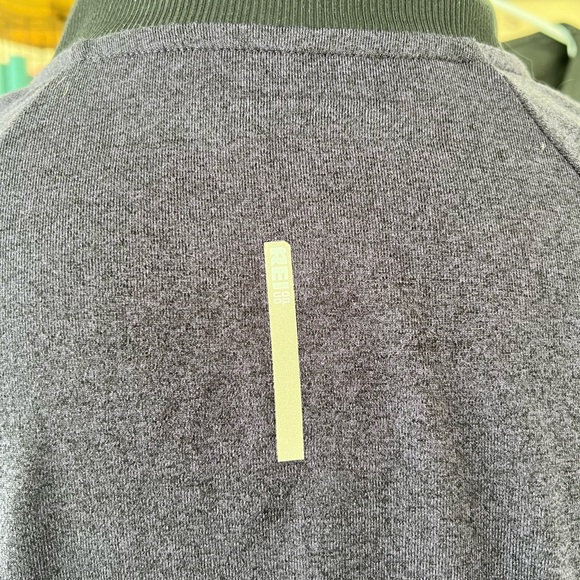 Women’s size L REI co-op shell. 1/4 zip front, thumb holes, side pocket with zip - Picture 5 of 6